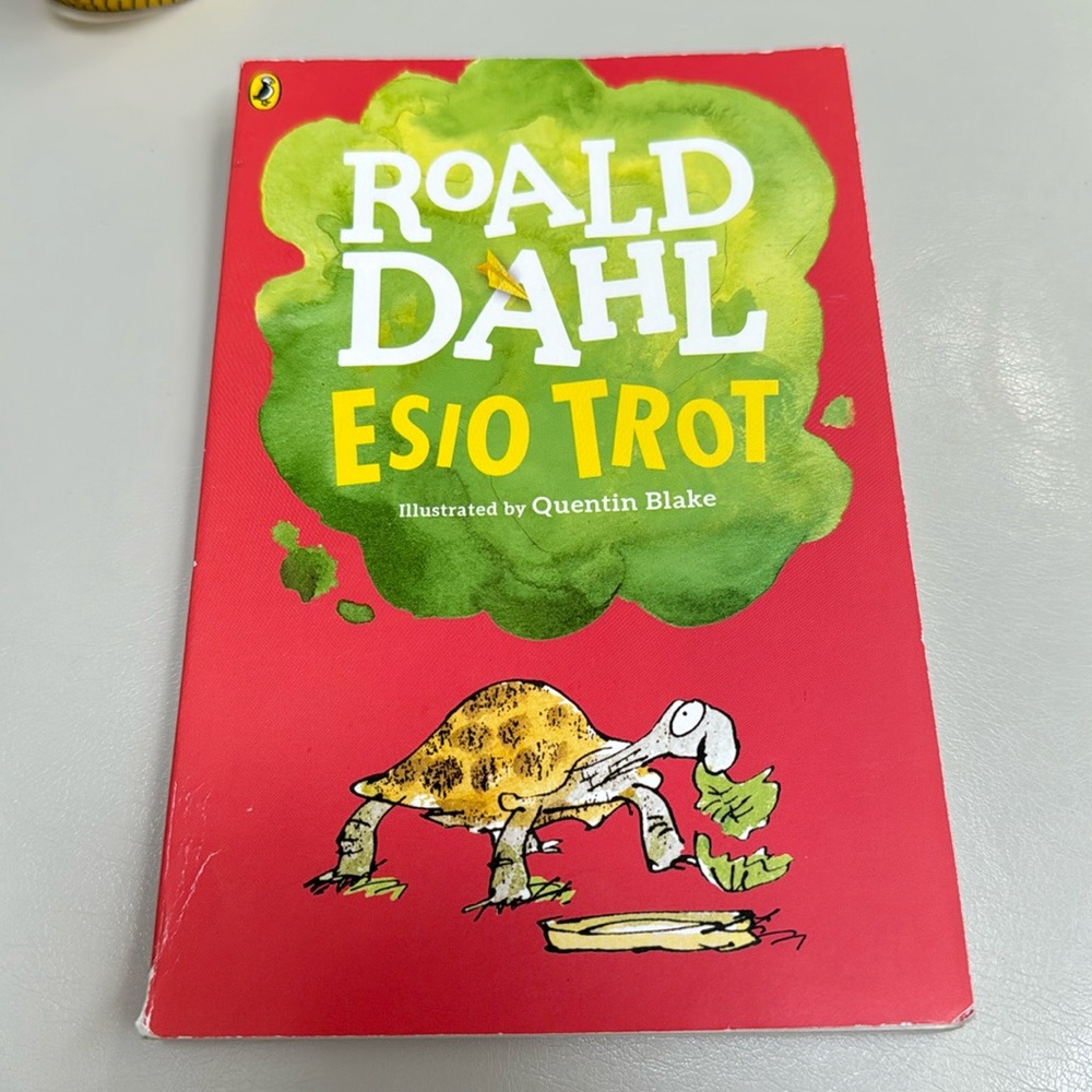 ⛱️2/$5⛱️Roald Dahl Esio Trot paperback book clean w minimal wear shown